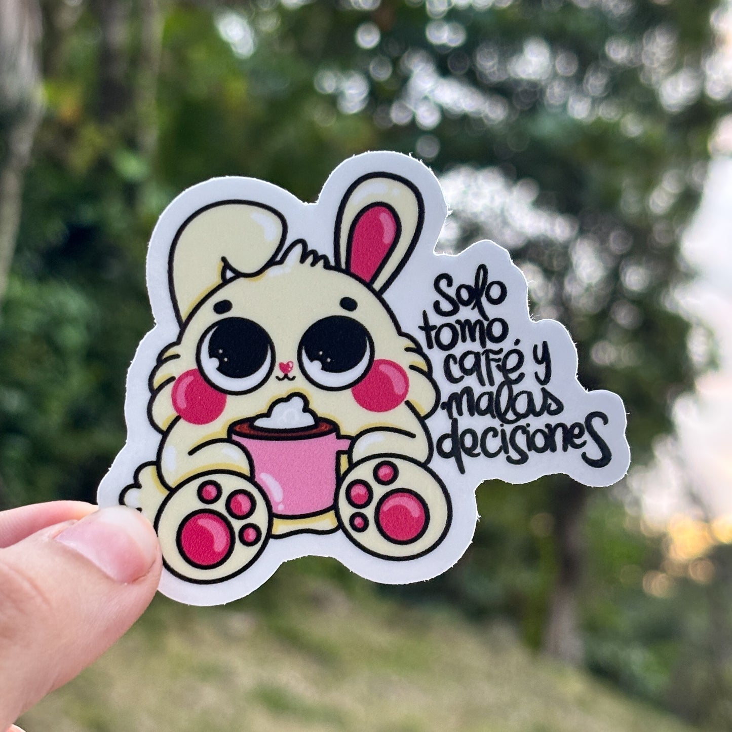 Solo tomo café y malas decisiones (Sticker Laminado)