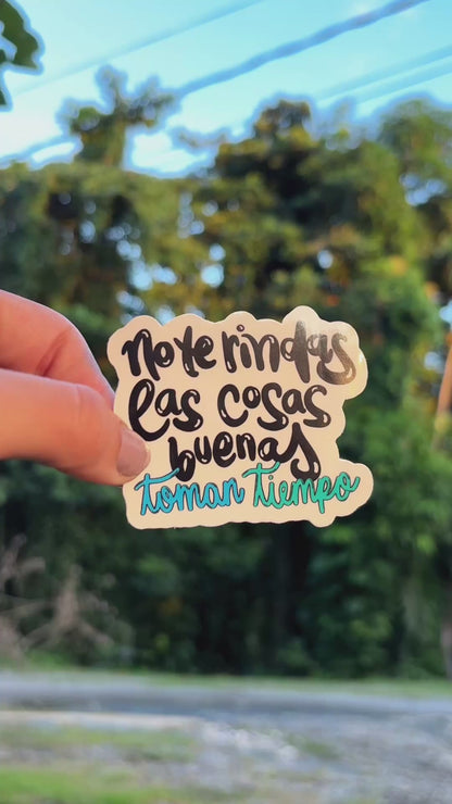 No te rindas las cosas buenas toman tiempo (Sticker Laminado)